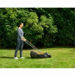 * Black & Decker Tondeuse Filaire 3 Hauteurs Reglables 20, 40 Et 60 Mm 1000W Black+Decker><noscript><img width=