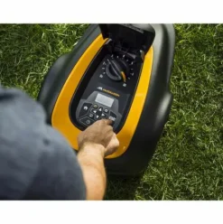 * Mcculloch Rob S800. Robot Tondeuse Connectee Bluetooth. < 500M . Planification De Tonte. Mulching. Tond Sous La Pluie. Nettoyage A L'Eau. Alarme Anti-Vol. Ultra-Silencieux (970513125)><noscript><img width=